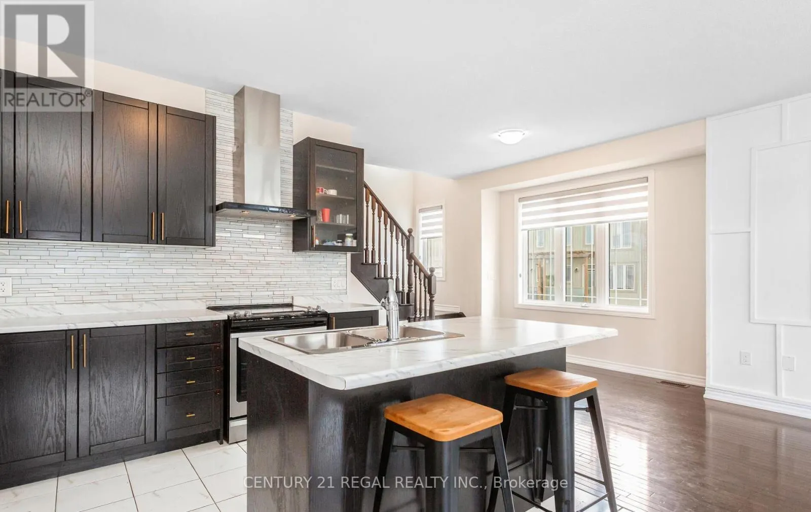 3 GLASSON LANE S