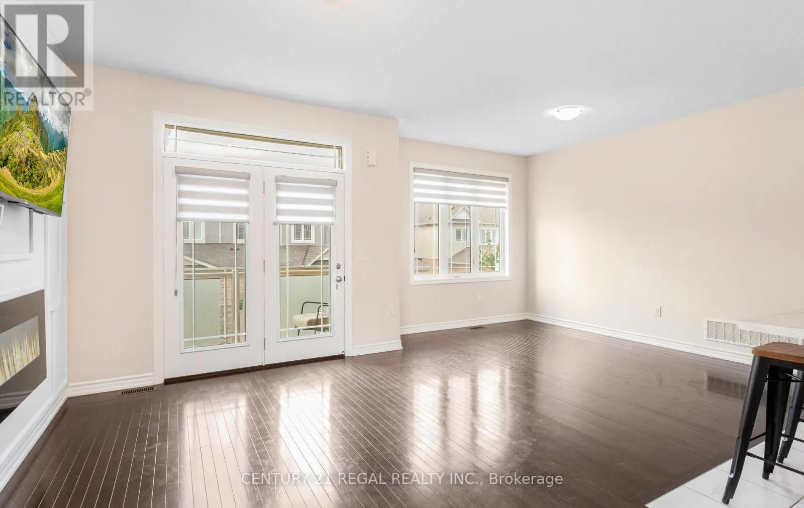 3 GLASSON LANE S