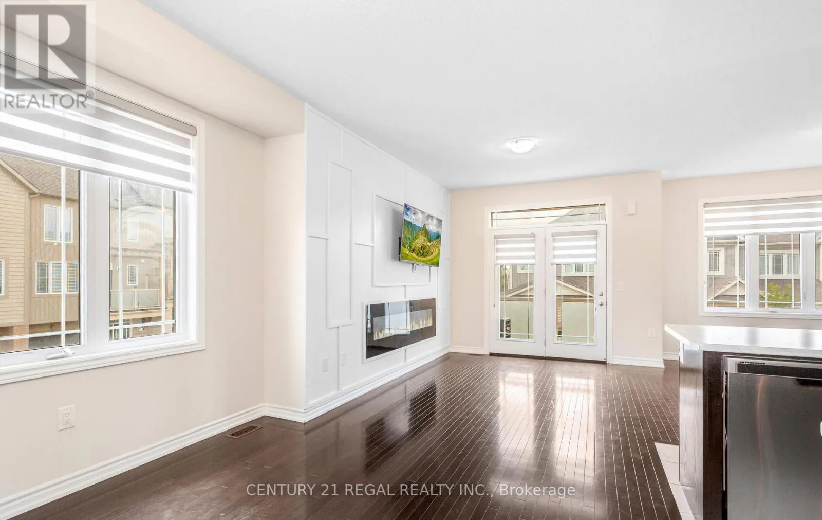 3 GLASSON LANE S