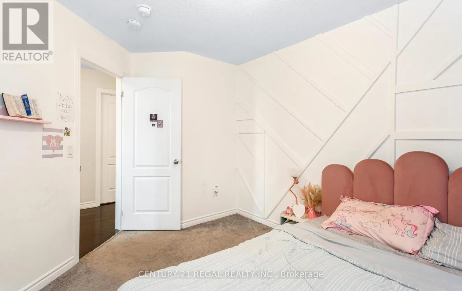 3 GLASSON LANE S