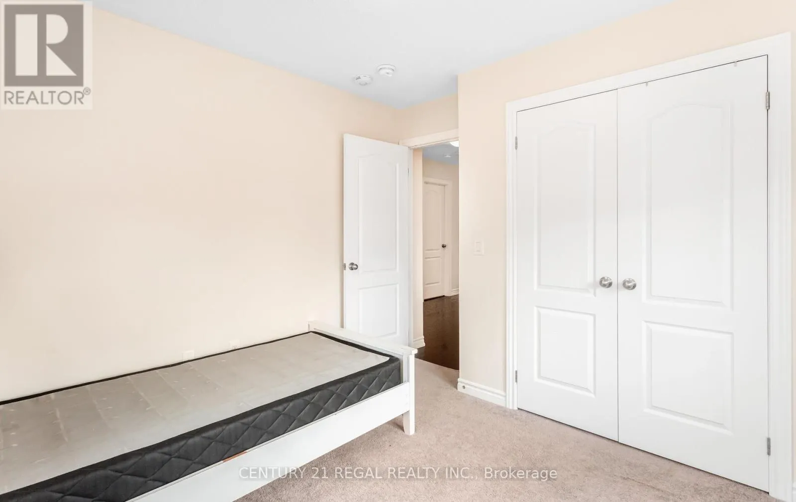3 GLASSON LANE S
