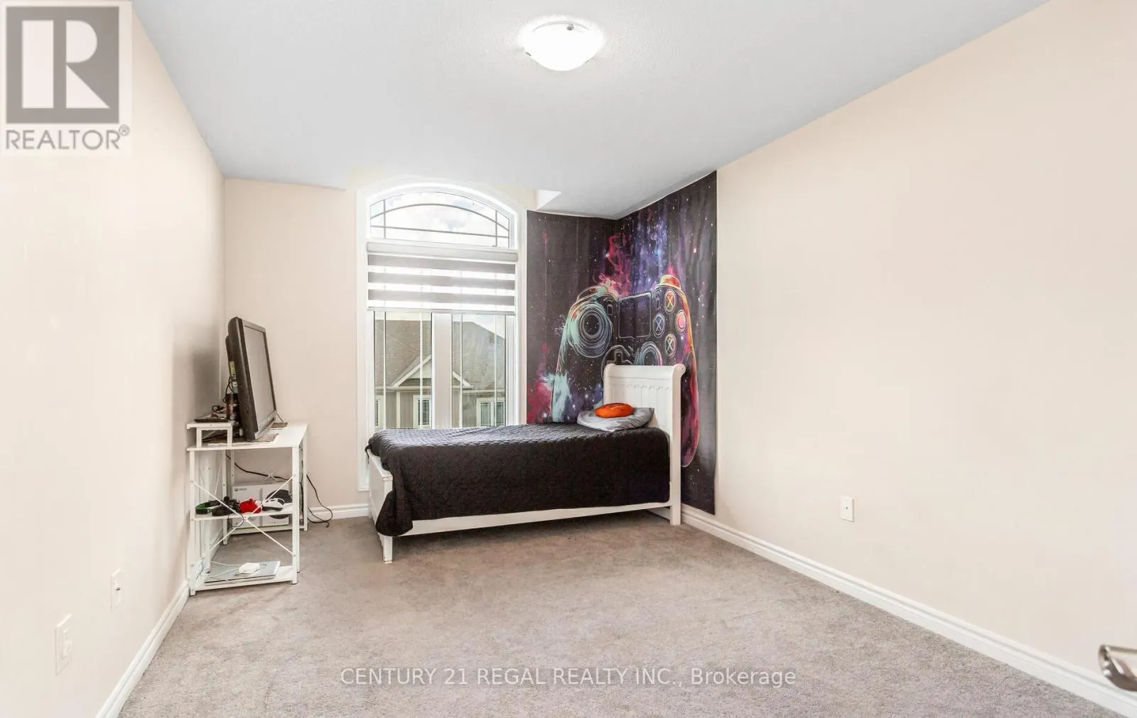 3 GLASSON LANE S
