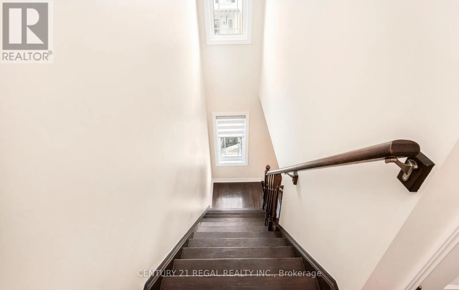 3 GLASSON LANE S