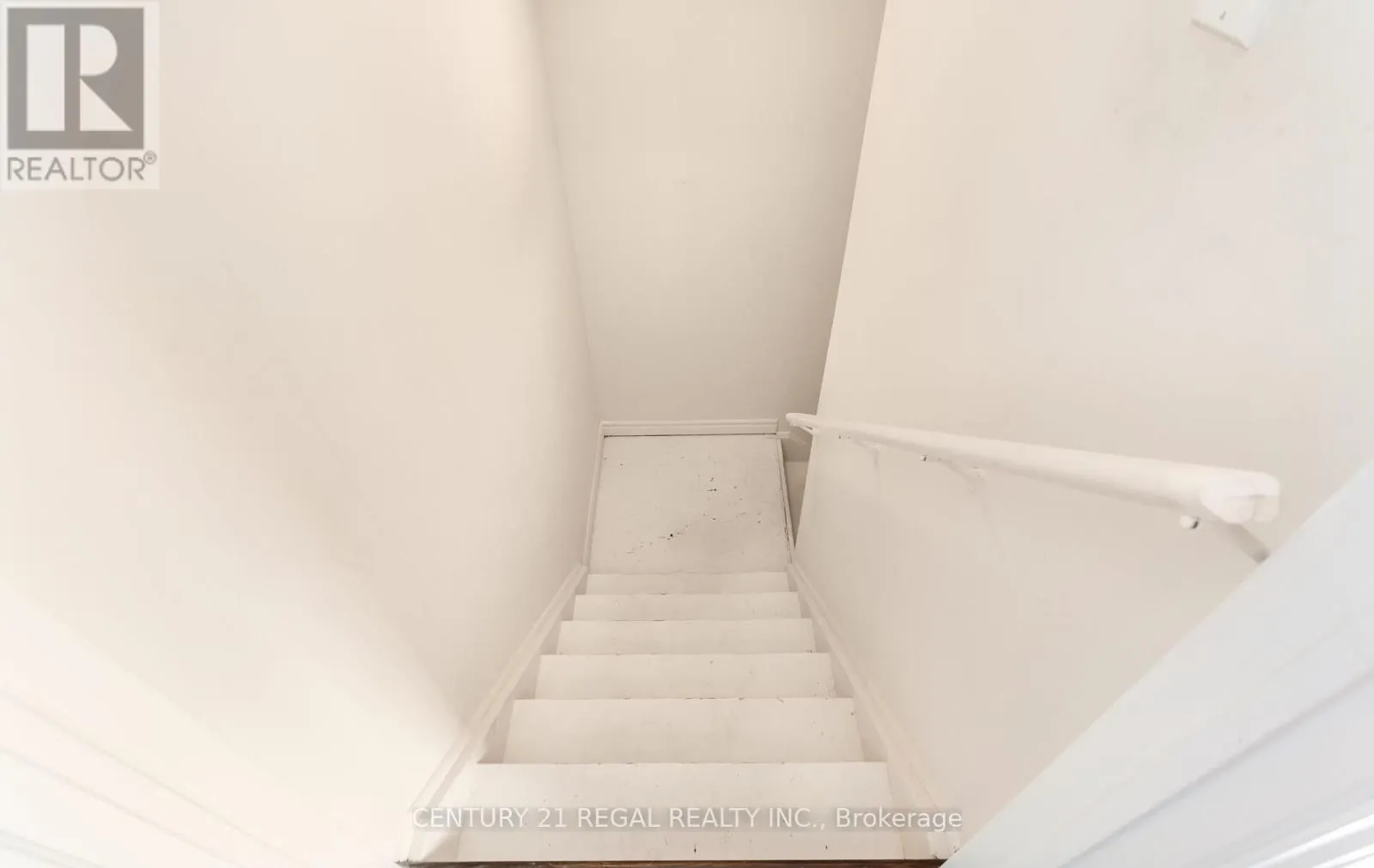 3 GLASSON LANE S