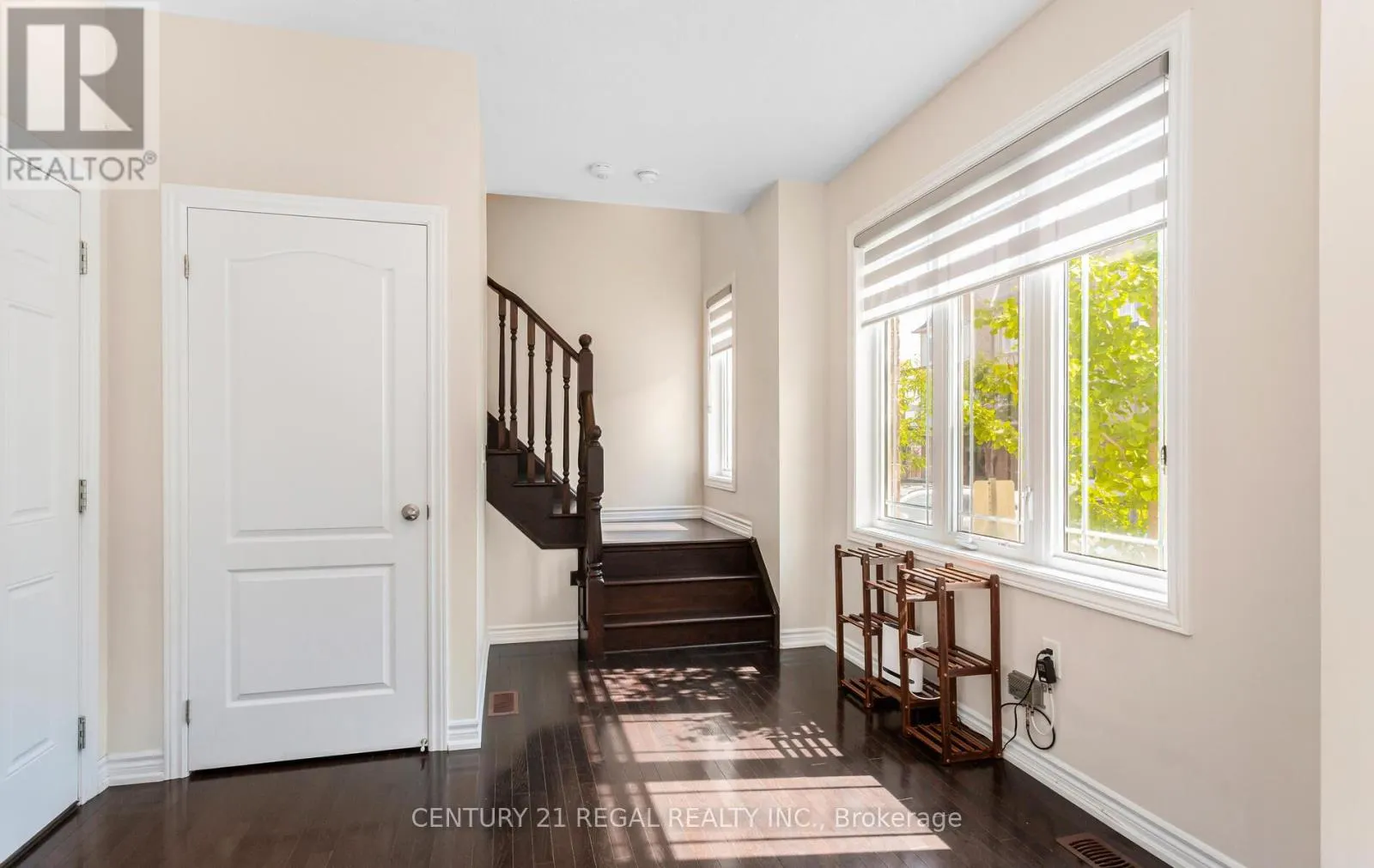 3 GLASSON LANE S