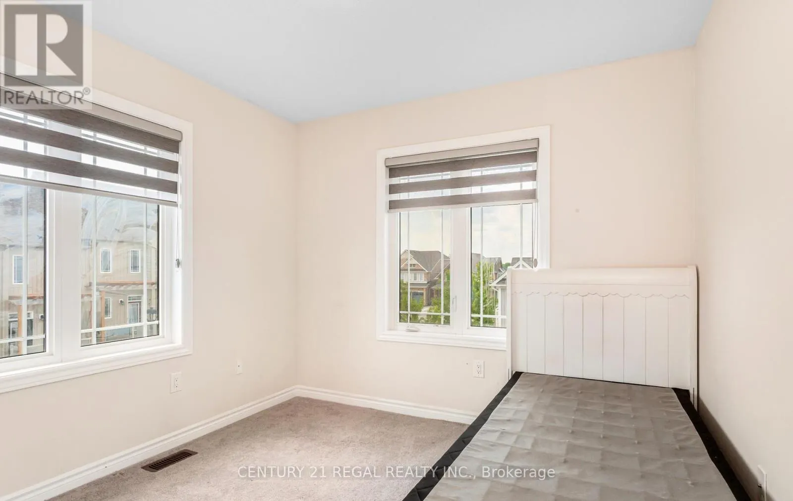 3 GLASSON LANE S