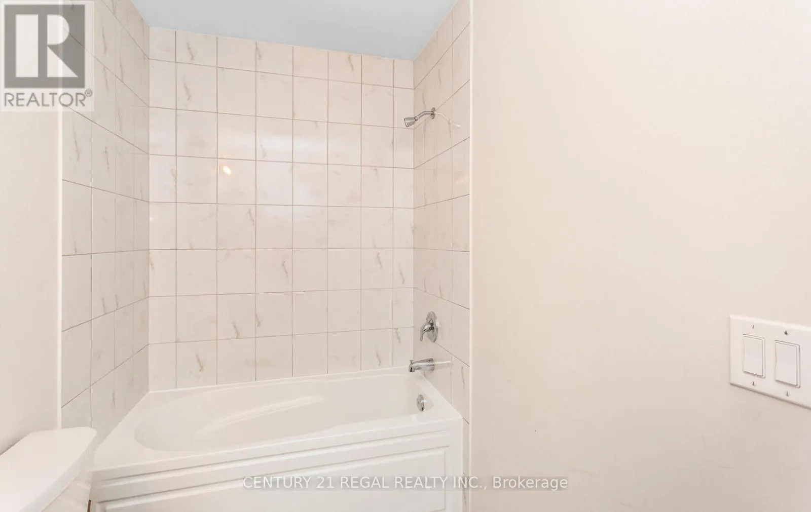 3 GLASSON LANE S