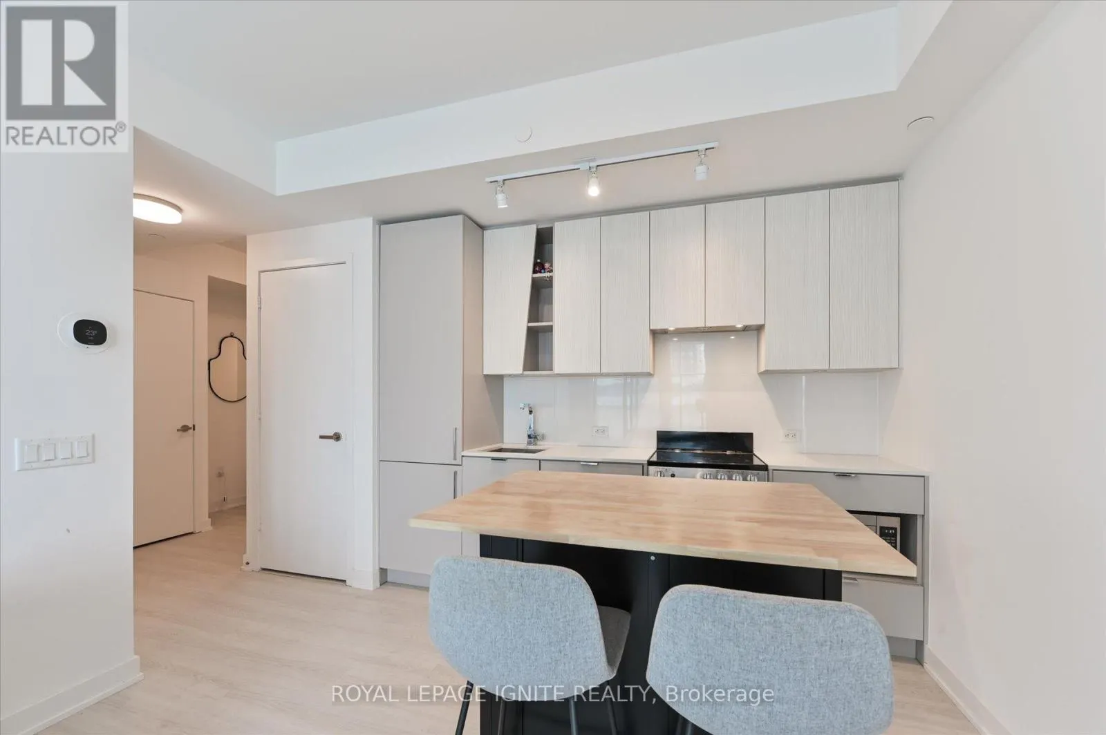 501 - 3883 QUARTZ ROAD