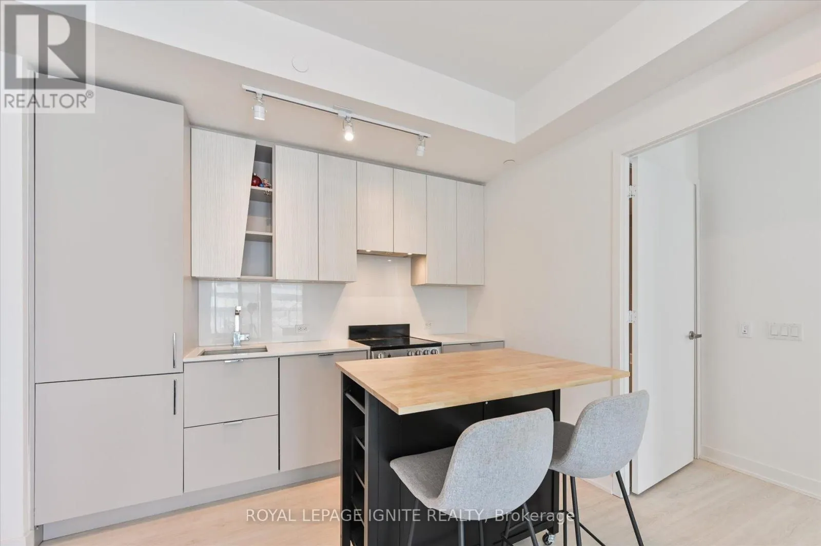 501 - 3883 QUARTZ ROAD