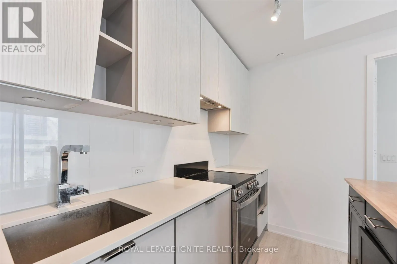 501 - 3883 QUARTZ ROAD