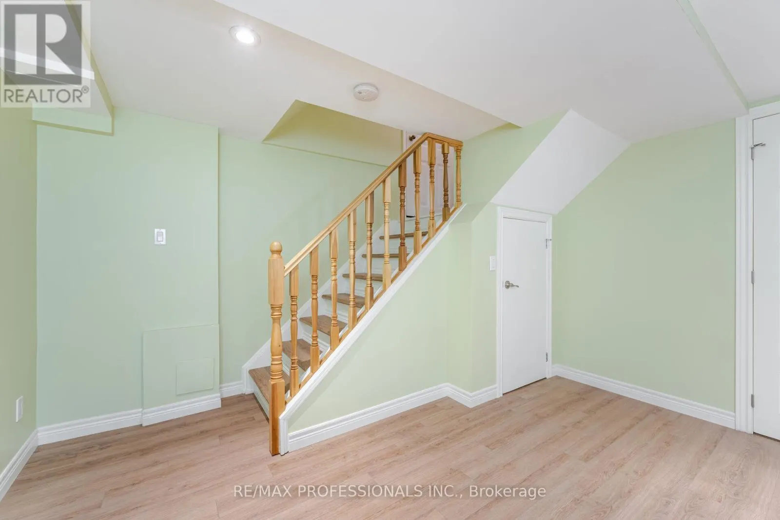 6 TAPLEY DRIVE