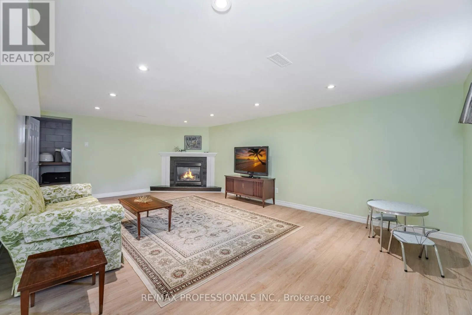6 TAPLEY DRIVE