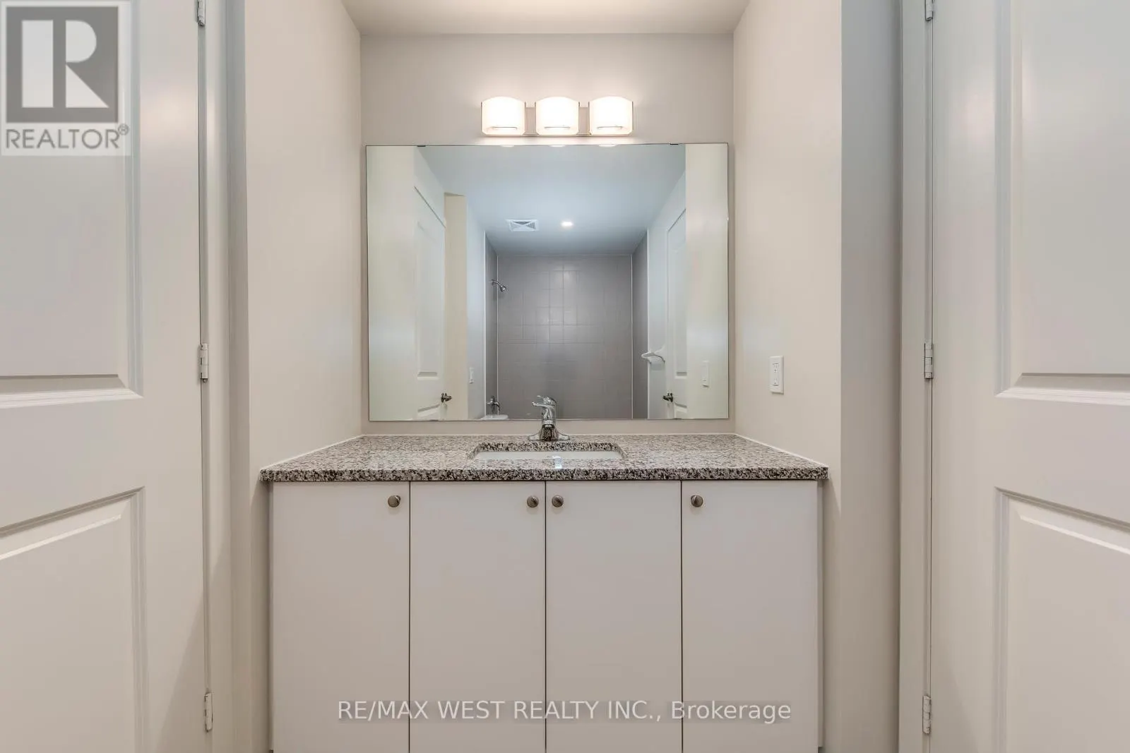 2203 - 38 ANNIE CRAIG DRIVE