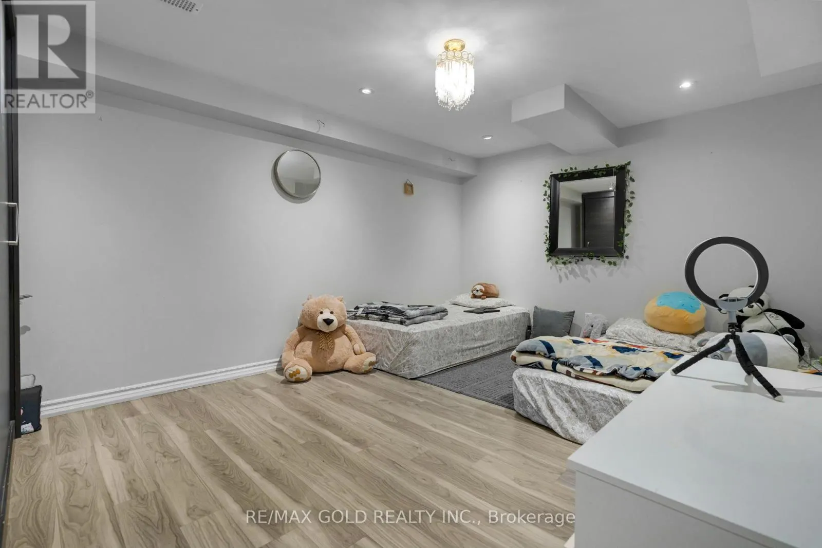 52 LINDERWOOD DRIVE N