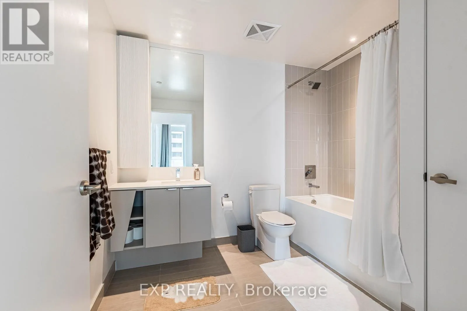 307 - 3883 QUARTZ ROAD