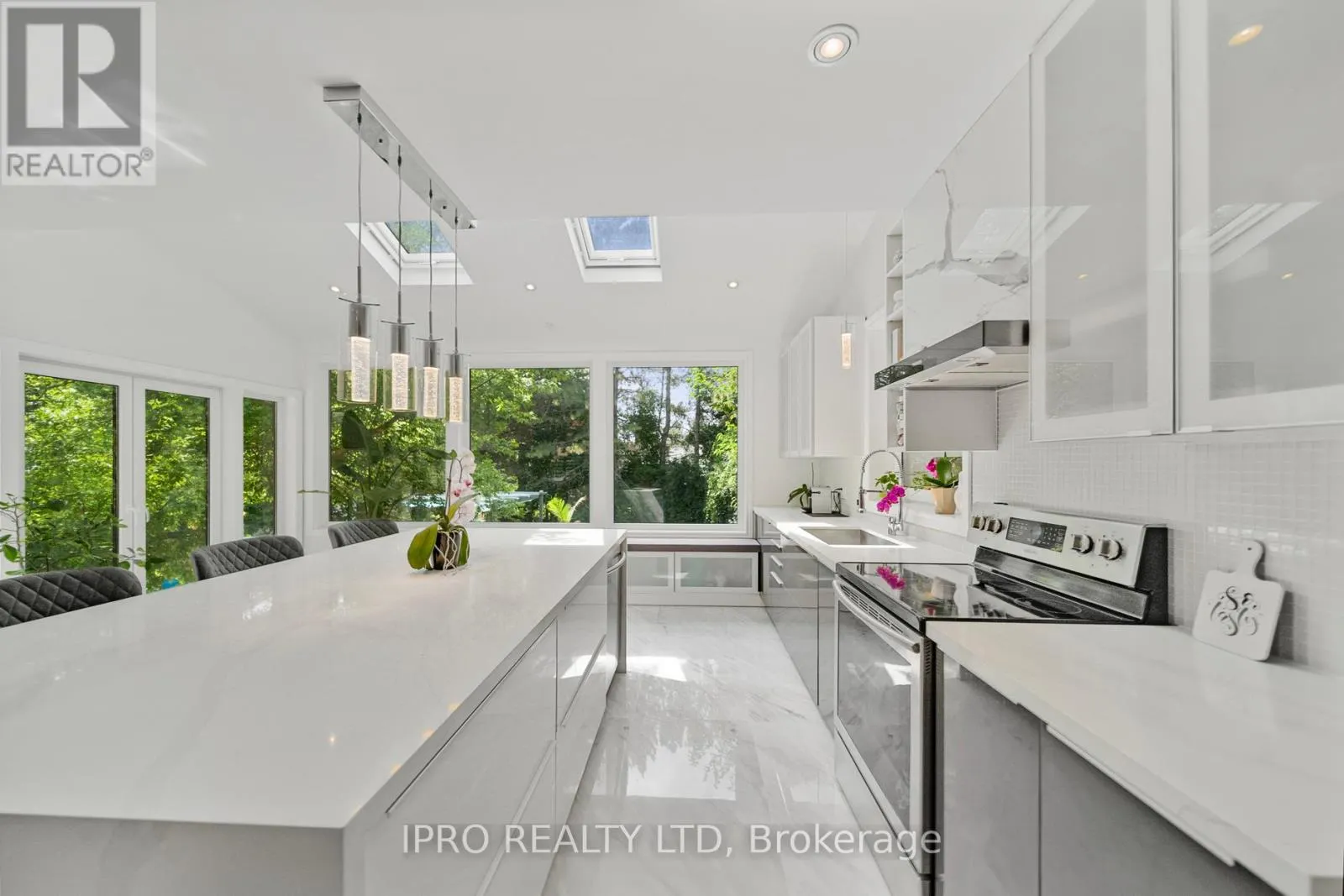 49 WESTVIEW CRESCENT