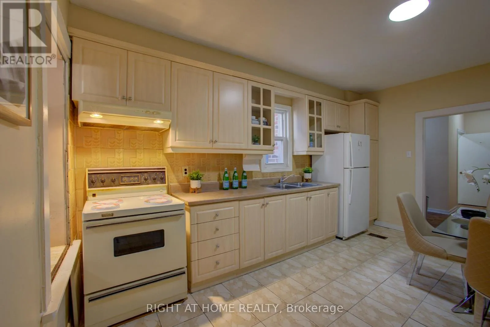 82 UXBRIDGE AVENUE E