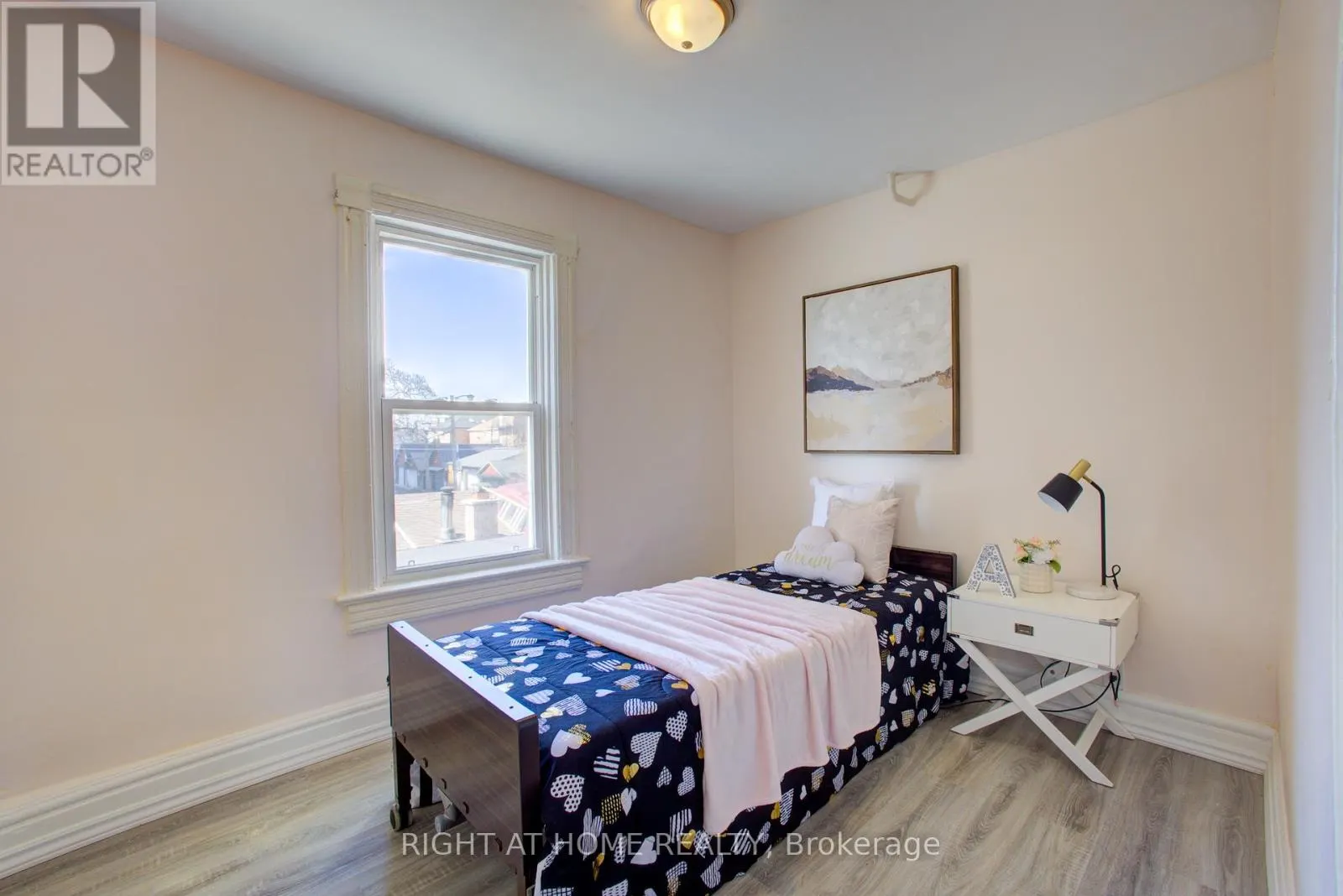 82 UXBRIDGE AVENUE E