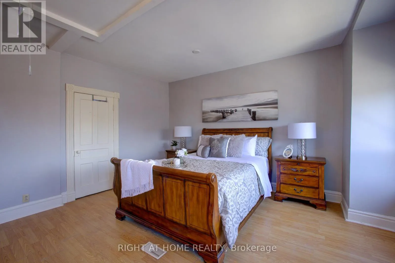 82 UXBRIDGE AVENUE E
