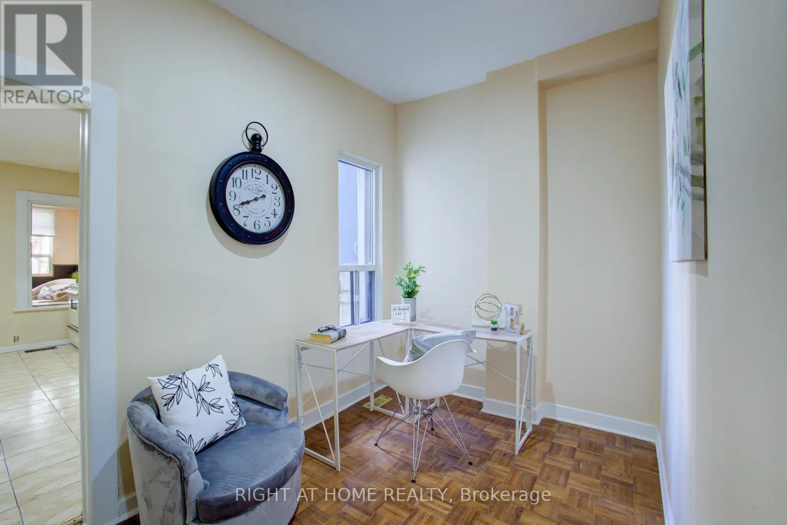 82 UXBRIDGE AVENUE E