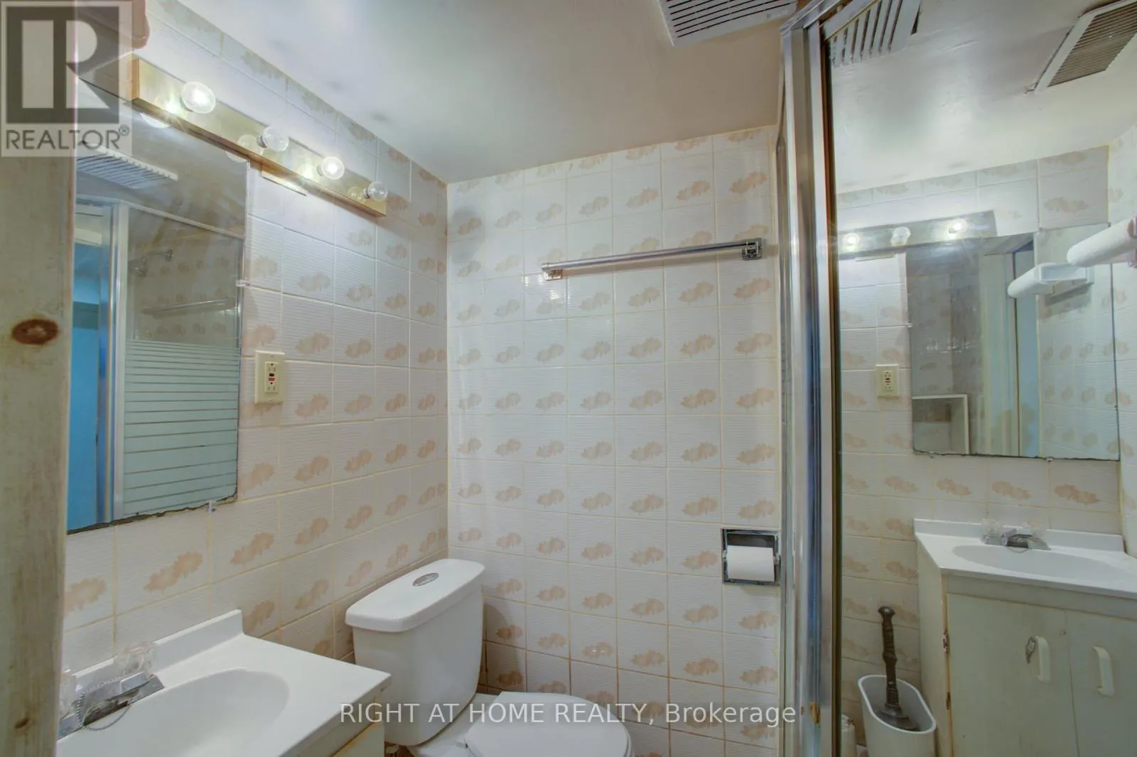 82 UXBRIDGE AVENUE E