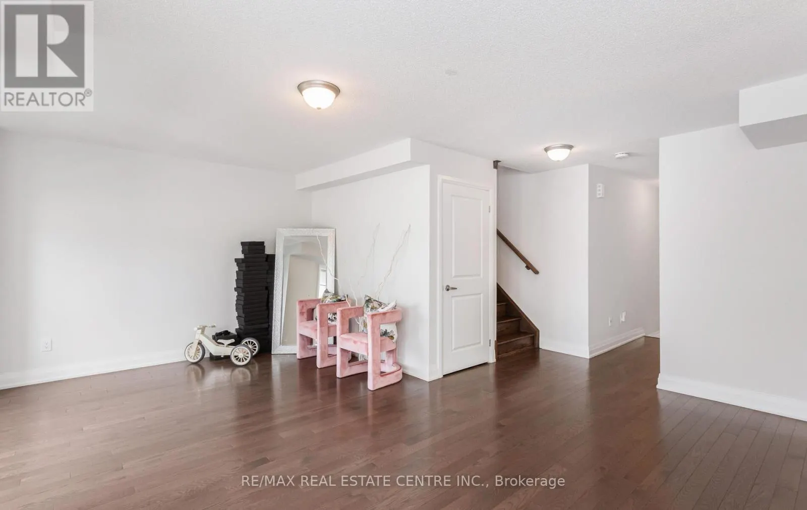 6 SUMMERBEAM WAY