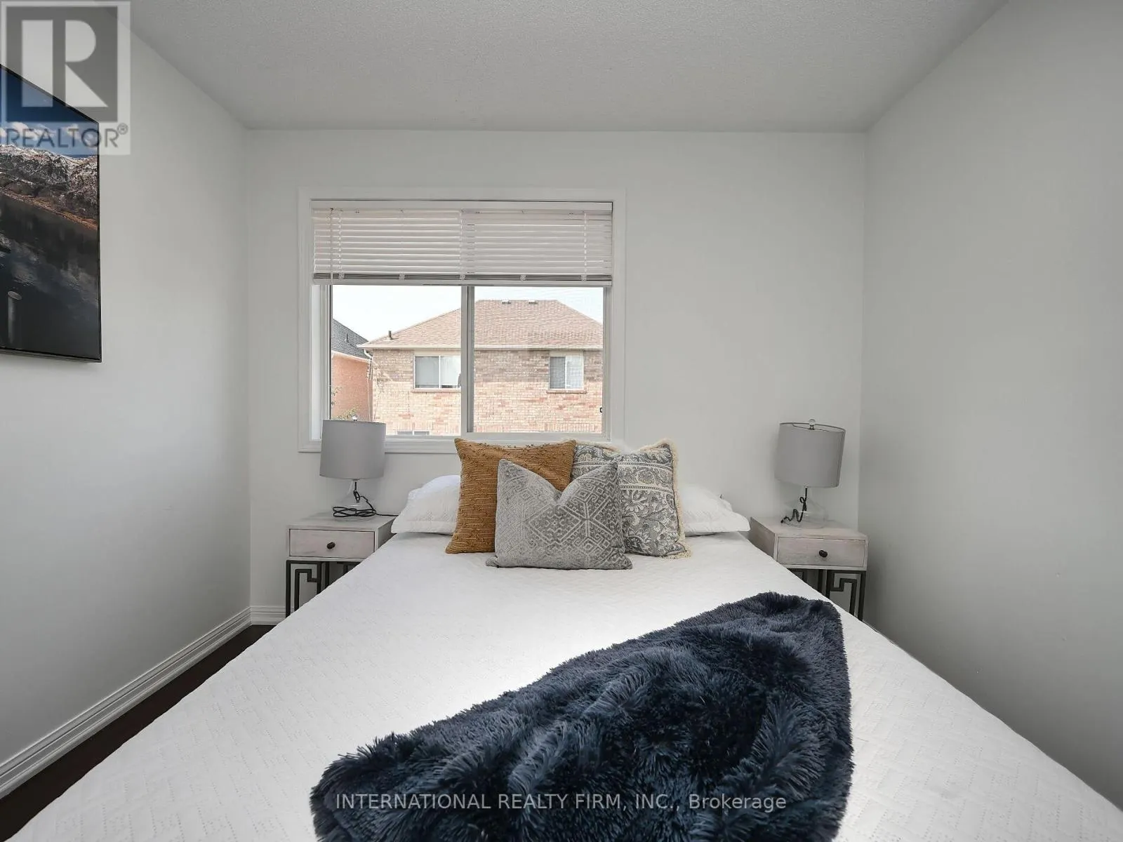 2382 FALKLAND CRESCENT