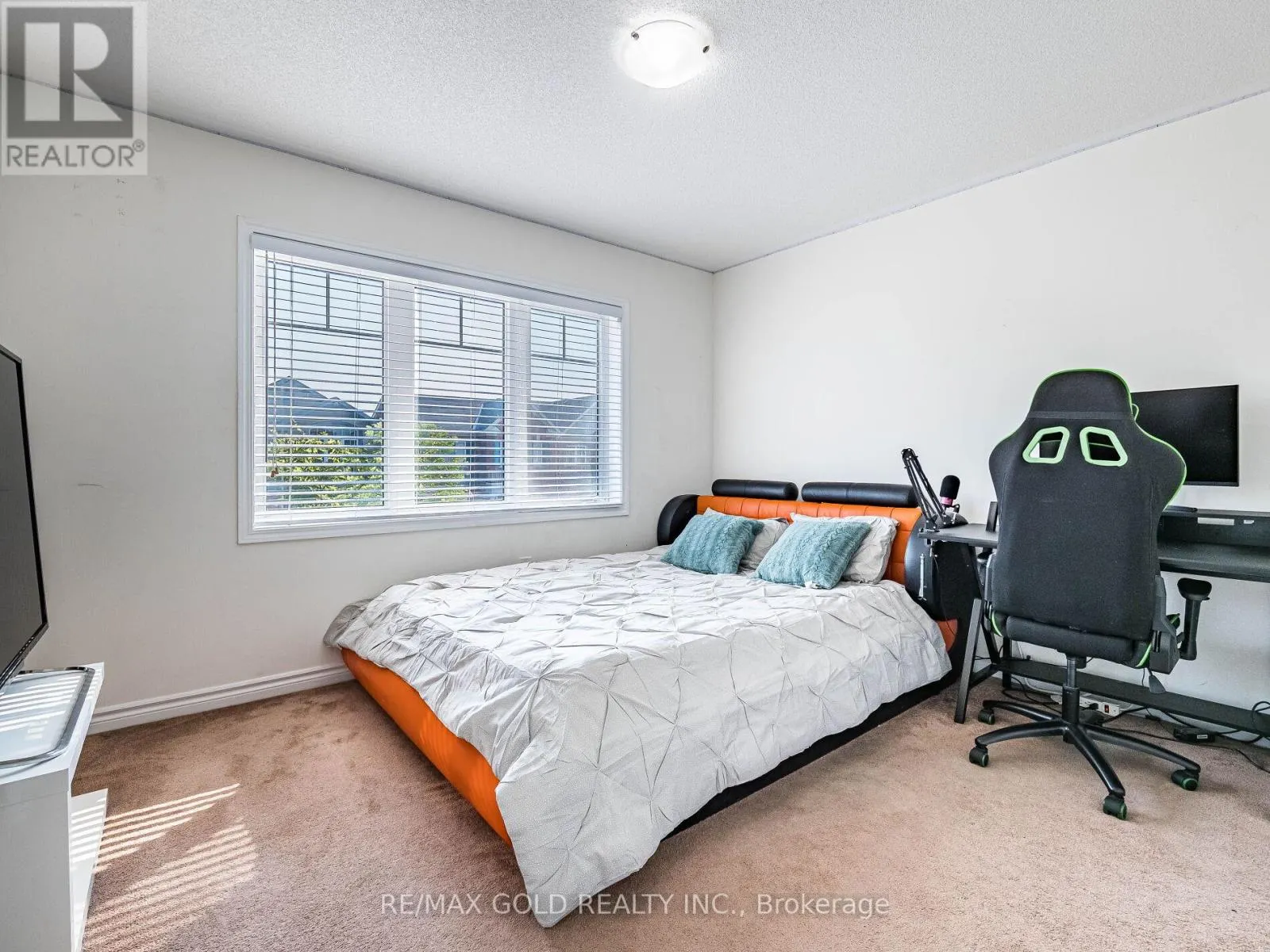 36 FEEDER STREET