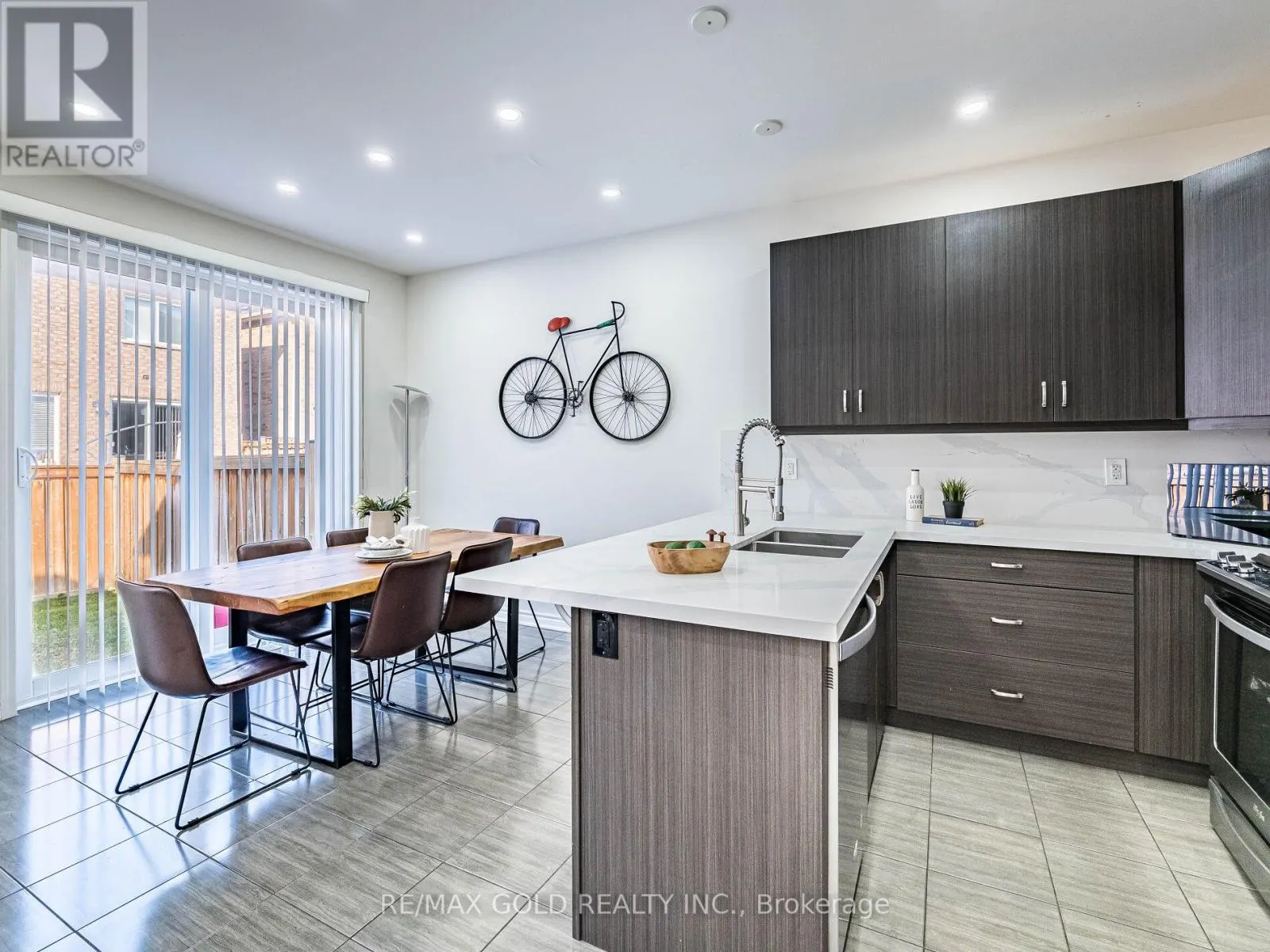 36 FEEDER STREET