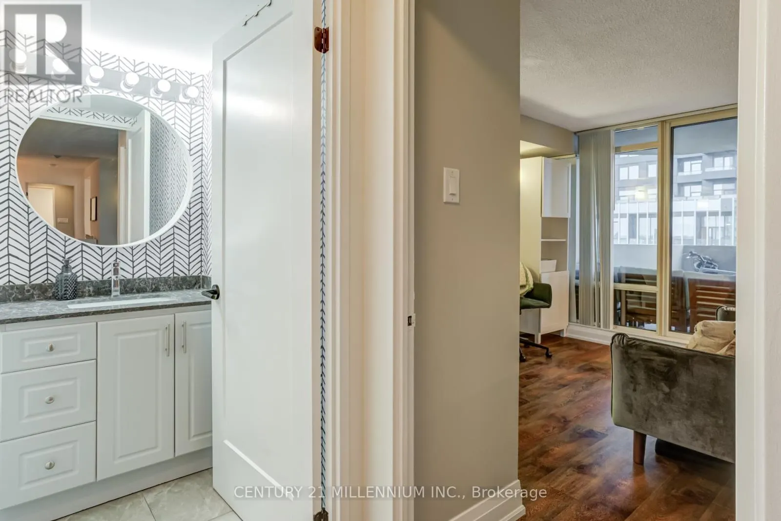 705 - 330 RATHBURN ROAD W