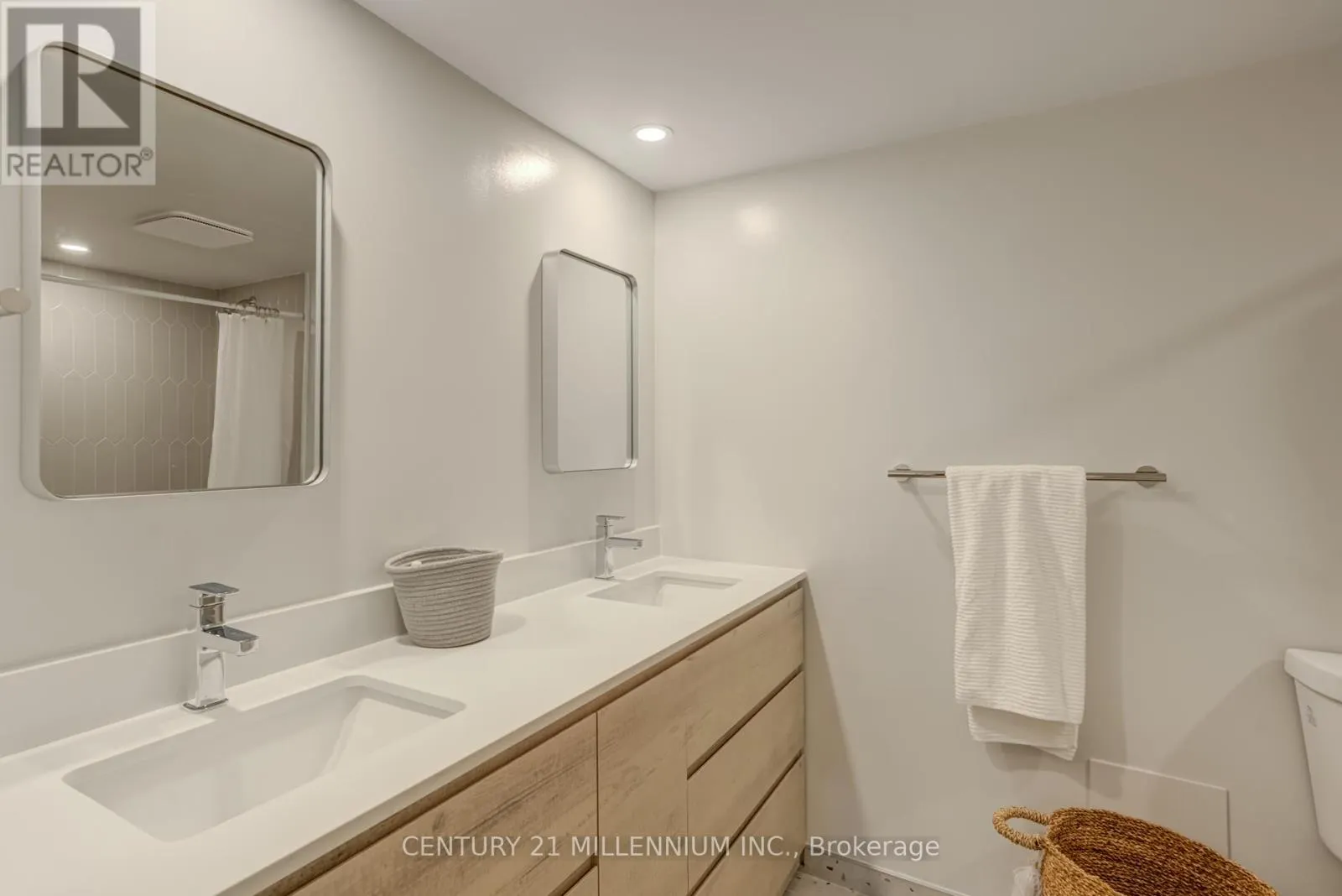 705 - 330 RATHBURN ROAD W
