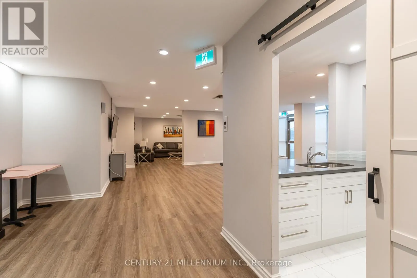 705 - 330 RATHBURN ROAD W