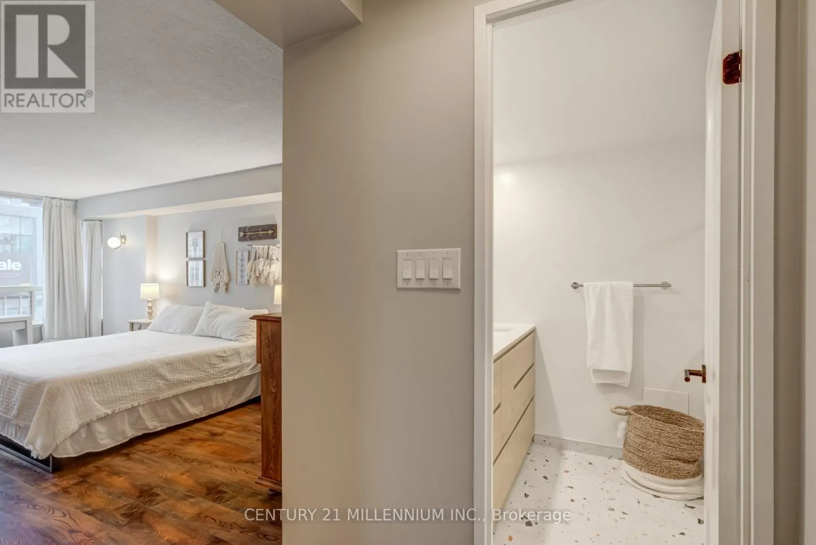705 - 330 RATHBURN ROAD W