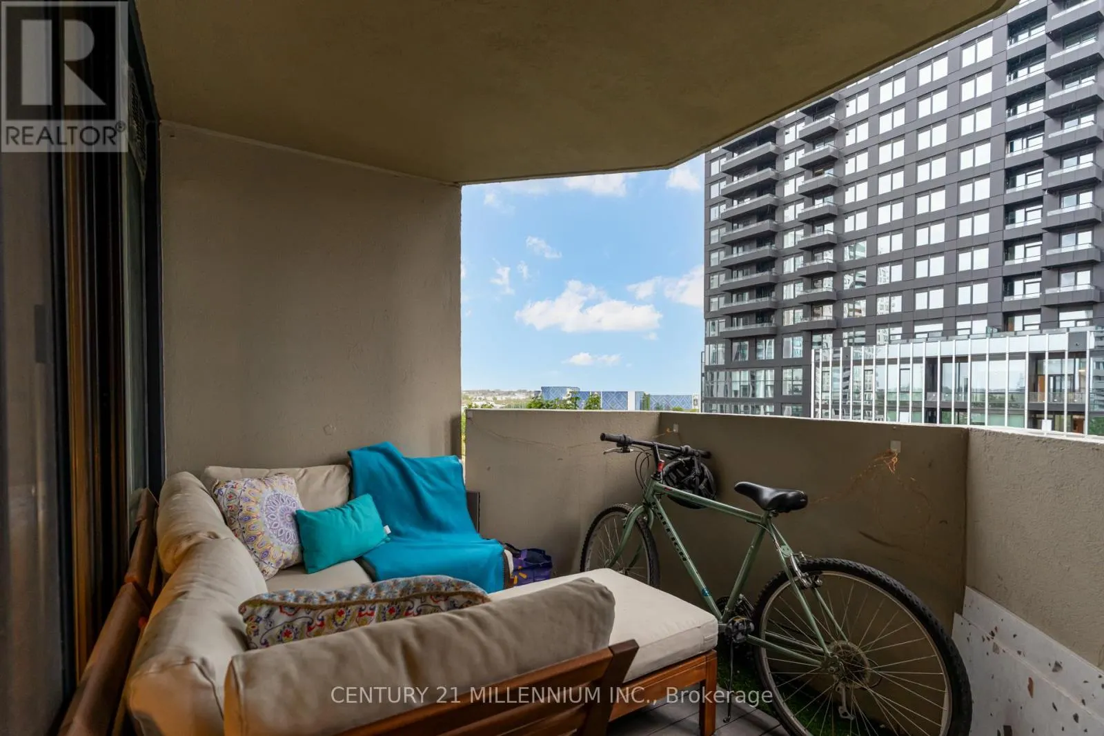 705 - 330 RATHBURN ROAD W