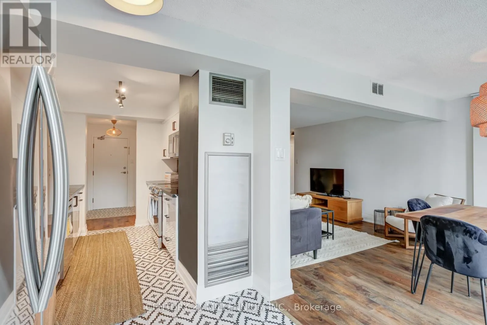 705 - 330 RATHBURN ROAD W