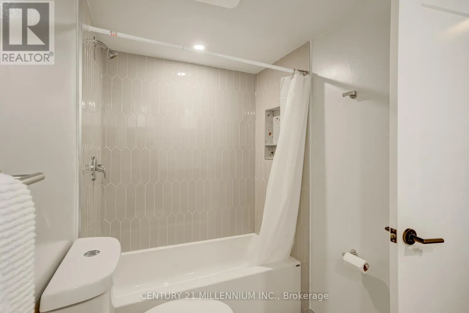 705 - 330 RATHBURN ROAD W