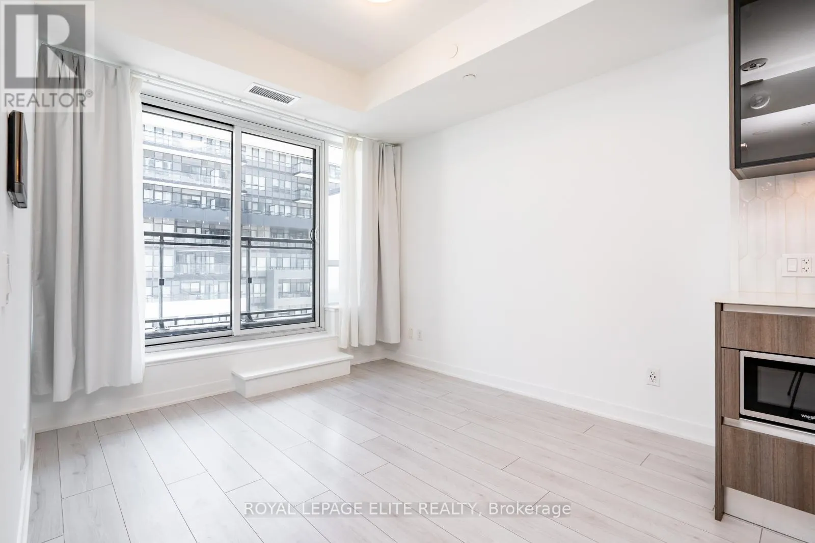 418 - 405 DUNDAS STREET
