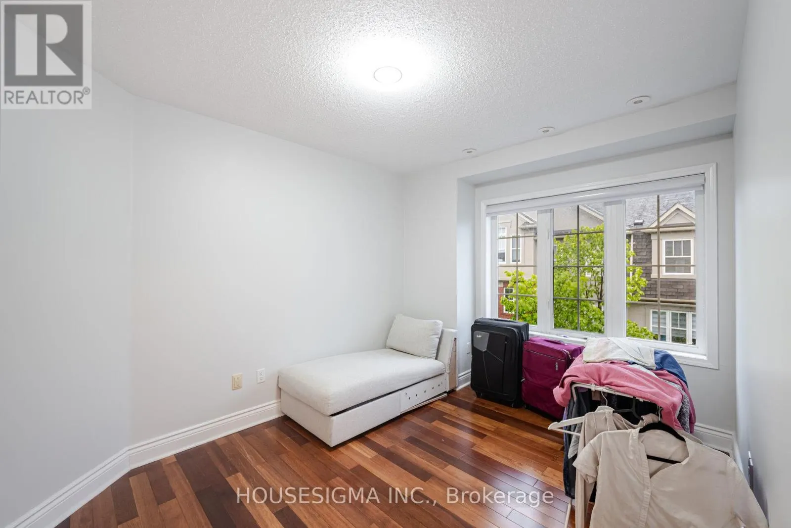 3 - 760 NEIGHBOURHOOD CIRCLE