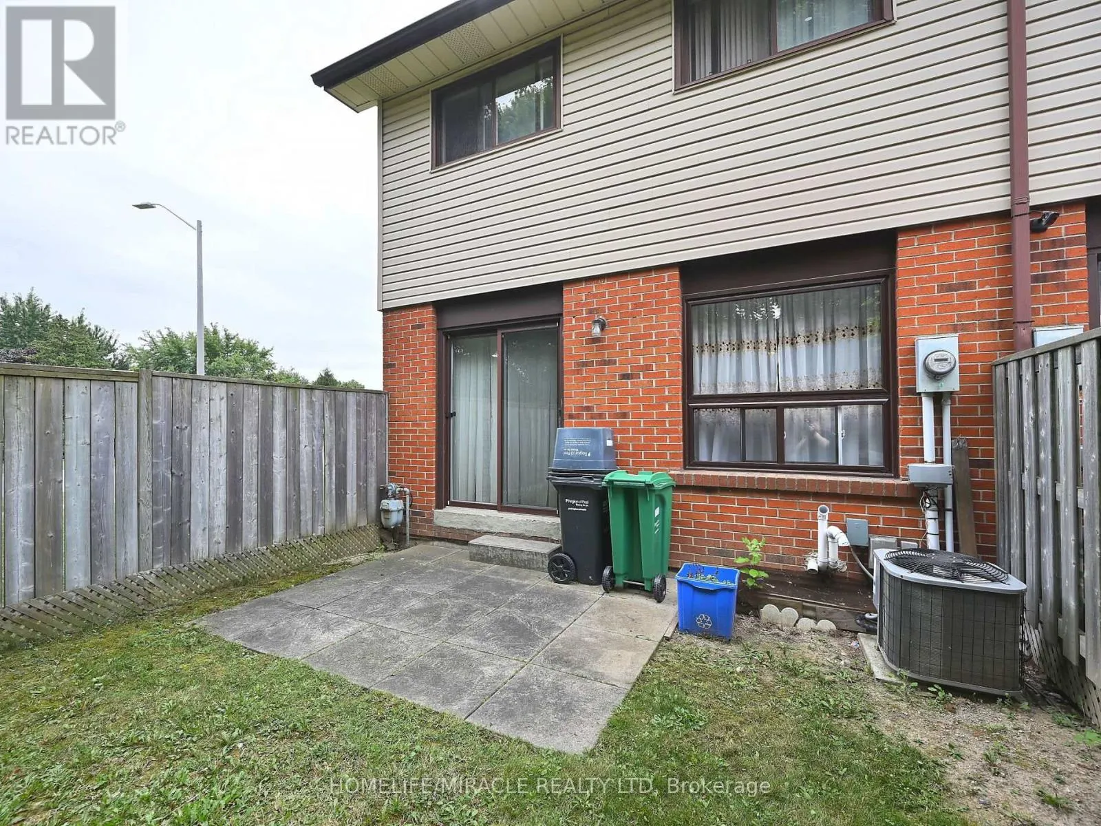 119 - 120 COLLINS CRESCENT W