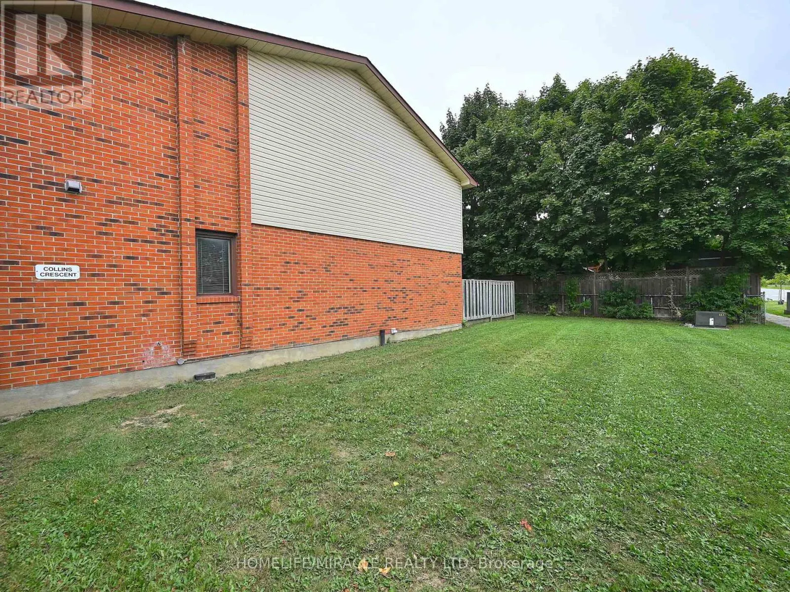119 - 120 COLLINS CRESCENT W