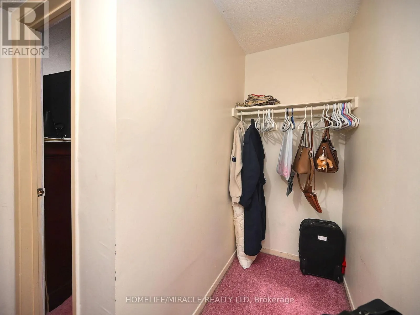119 - 120 COLLINS CRESCENT W