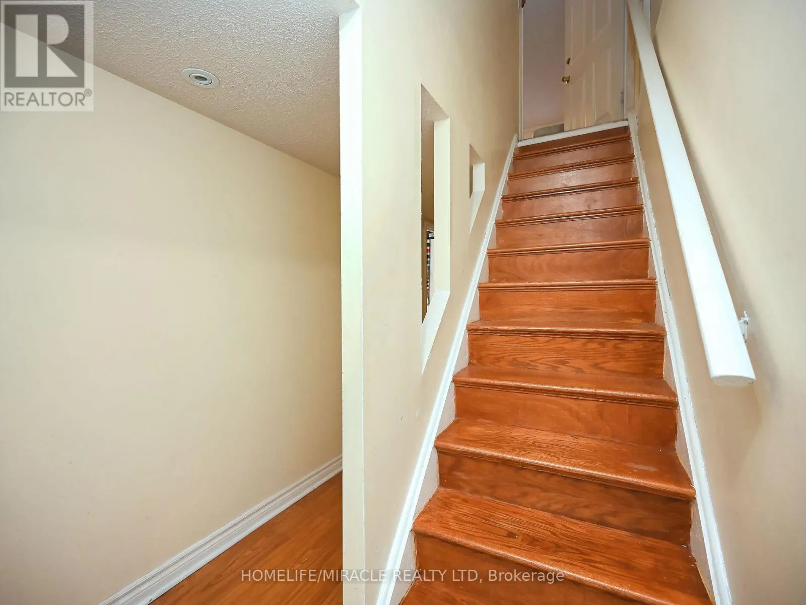 119 - 120 COLLINS CRESCENT W