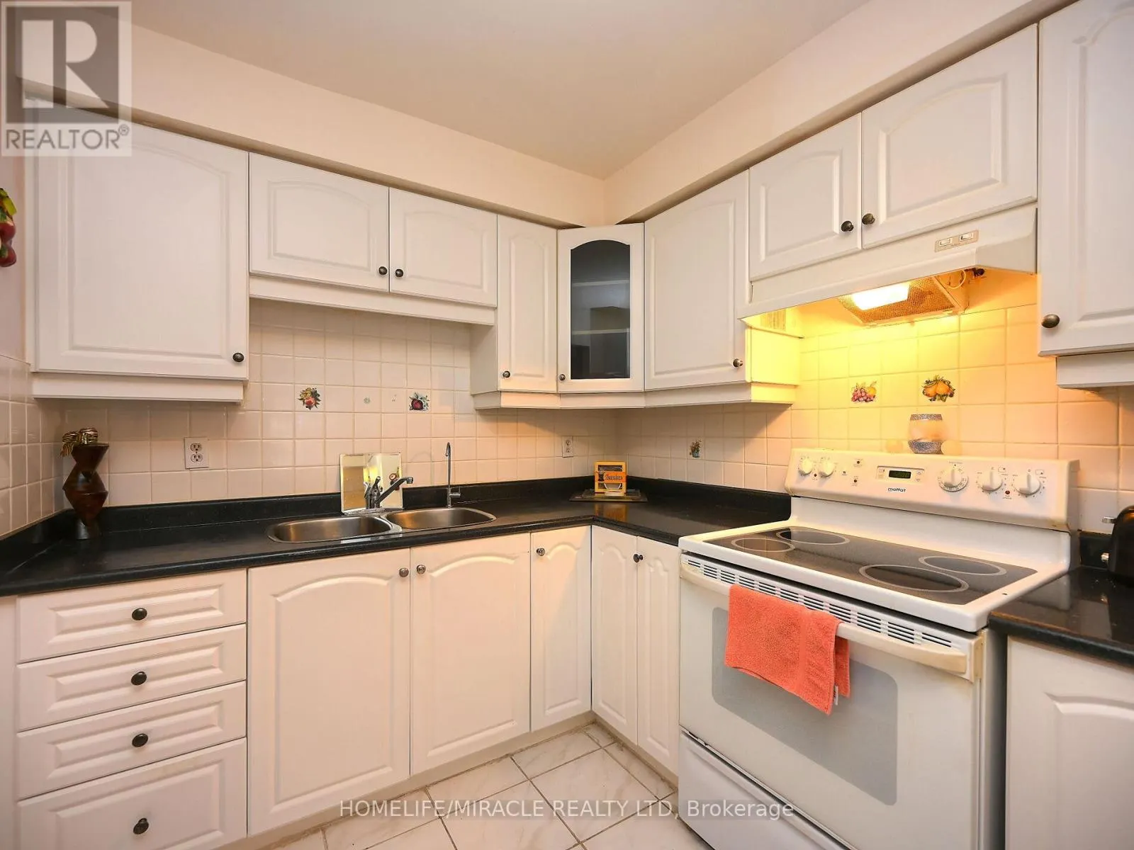 119 - 120 COLLINS CRESCENT W