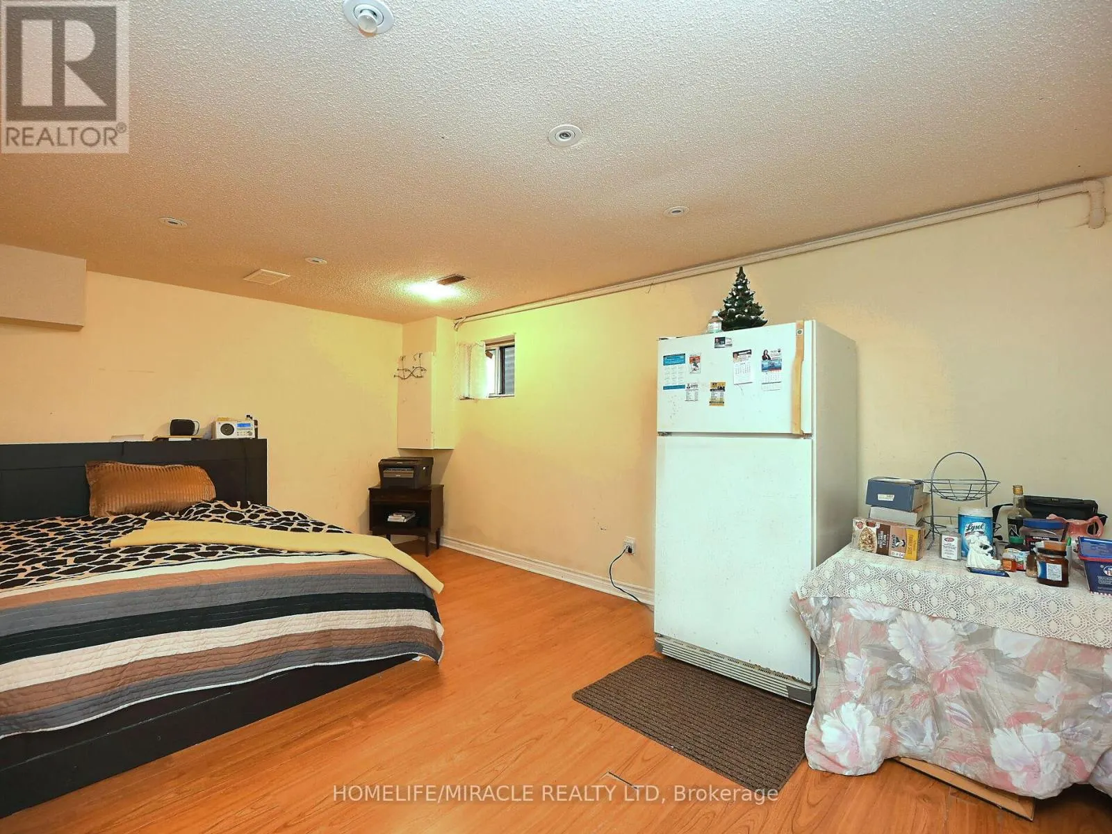 119 - 120 COLLINS CRESCENT W