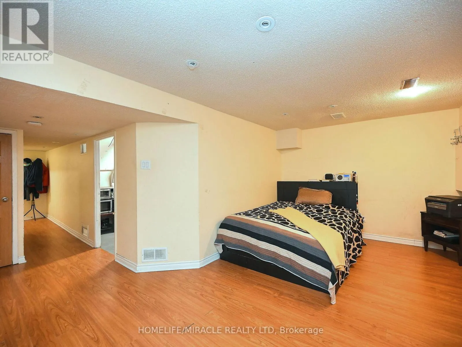 119 - 120 COLLINS CRESCENT W