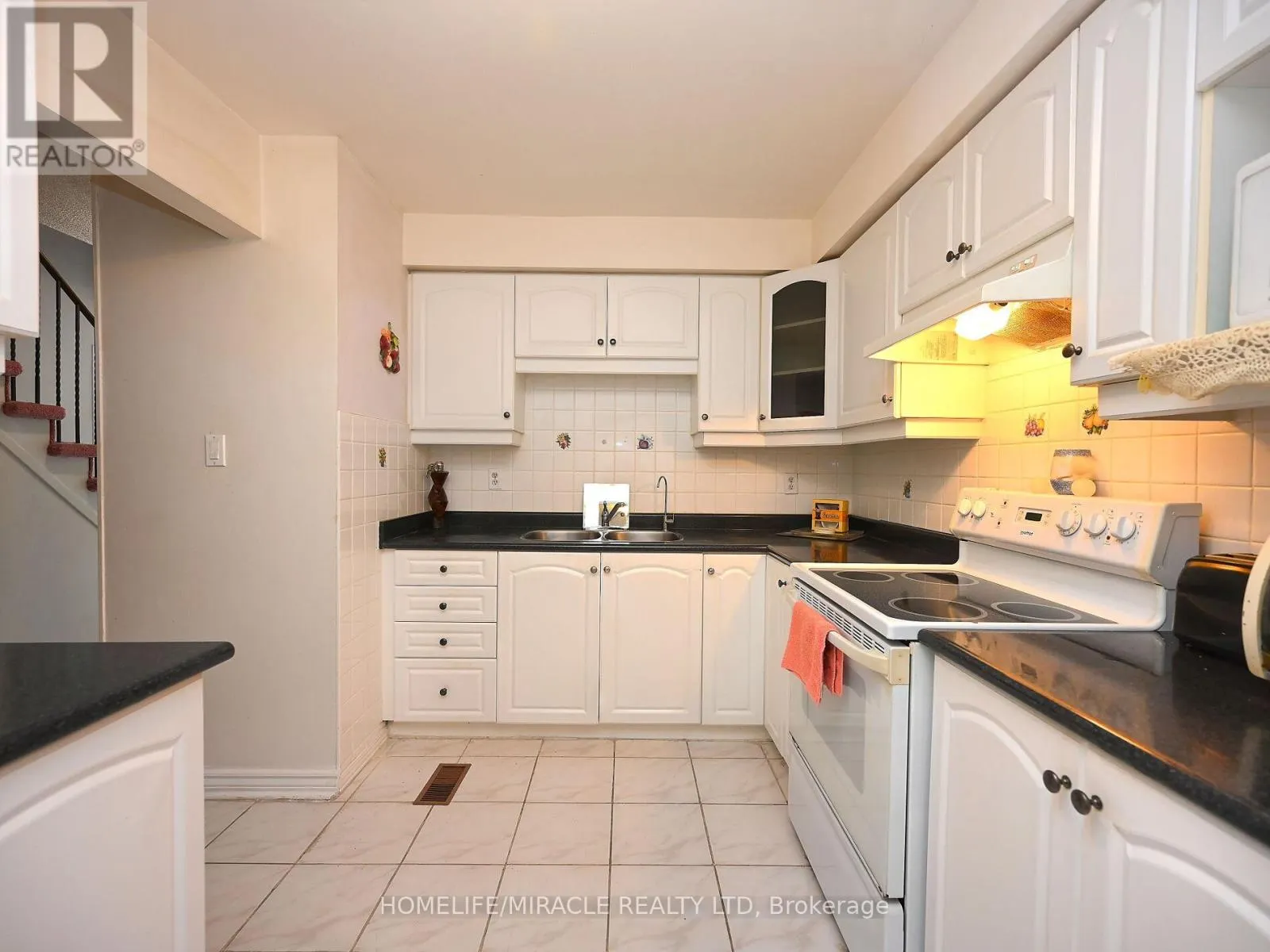 119 - 120 COLLINS CRESCENT W