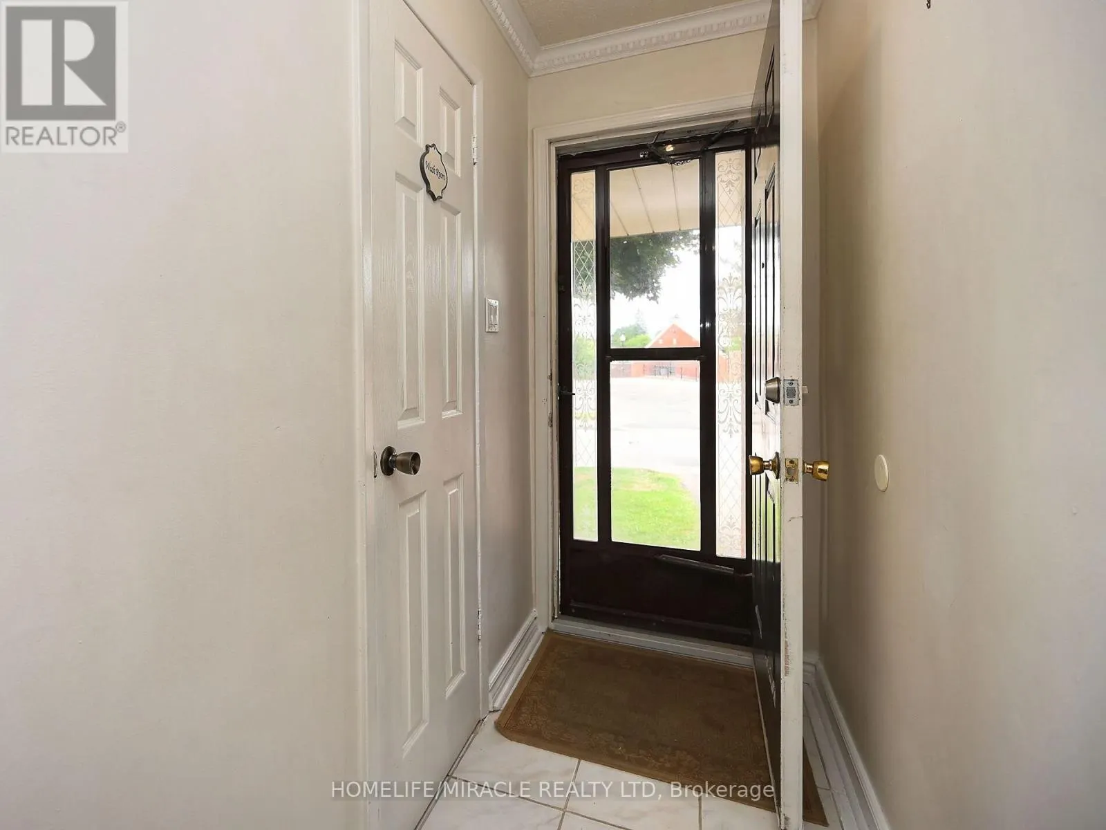 119 - 120 COLLINS CRESCENT W