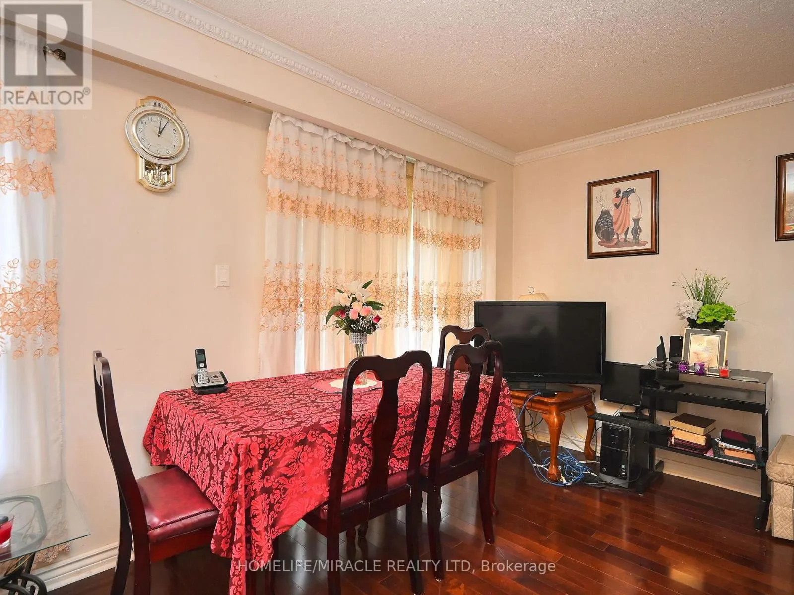 119 - 120 COLLINS CRESCENT W