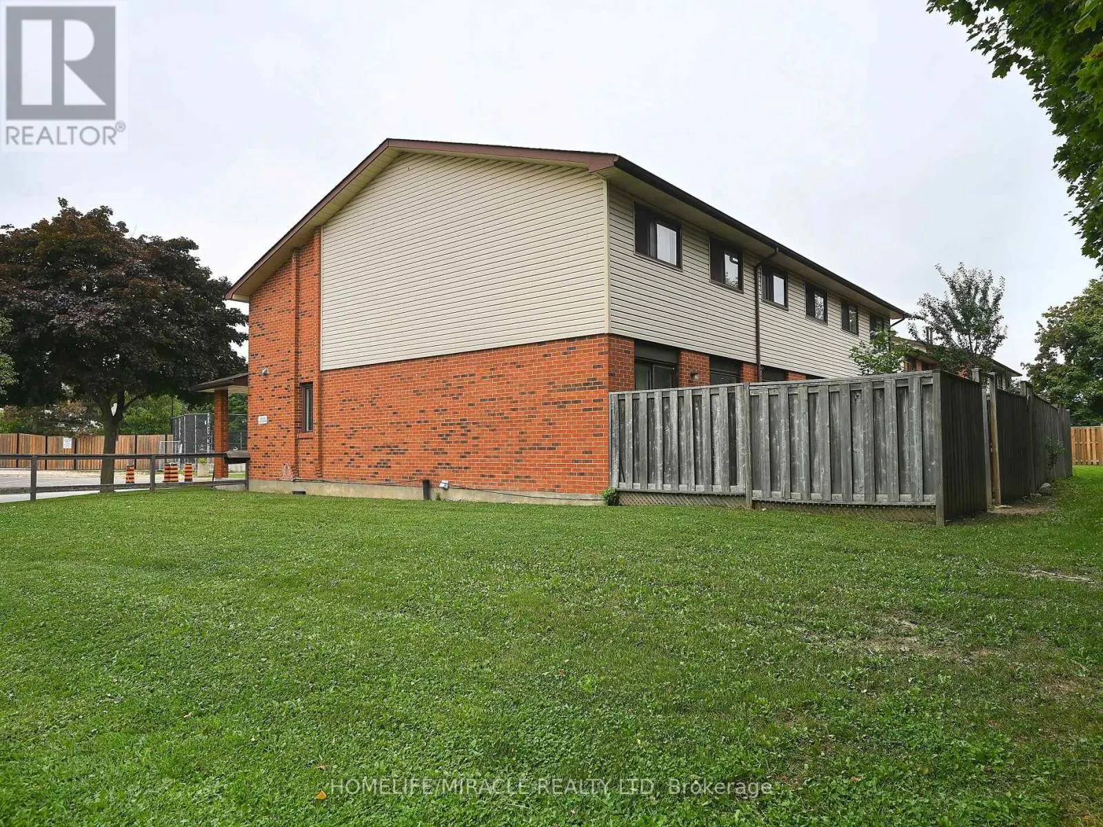 119 - 120 COLLINS CRESCENT W