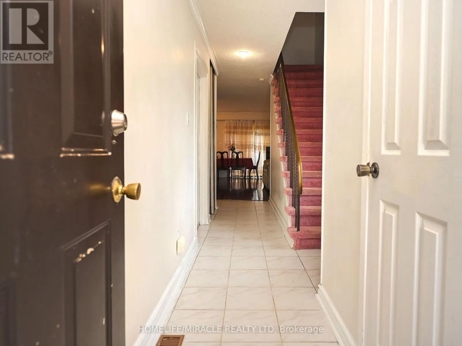 119 - 120 COLLINS CRESCENT W